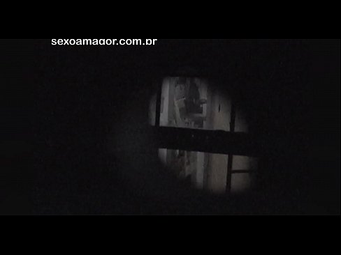 ❤️ Блонди ба таври махфӣ аз ҷониби як сайёҳи ҳамсоя, ки паси хиштҳои холӣ пинҳон шудааст, сабт мешавад ️ Супер секс дар мо ❌️❤